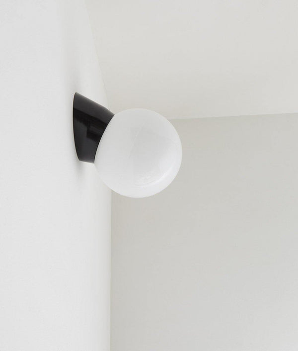 Applique inclinée "classique", boule opaline, petit modèle, noir bakélite