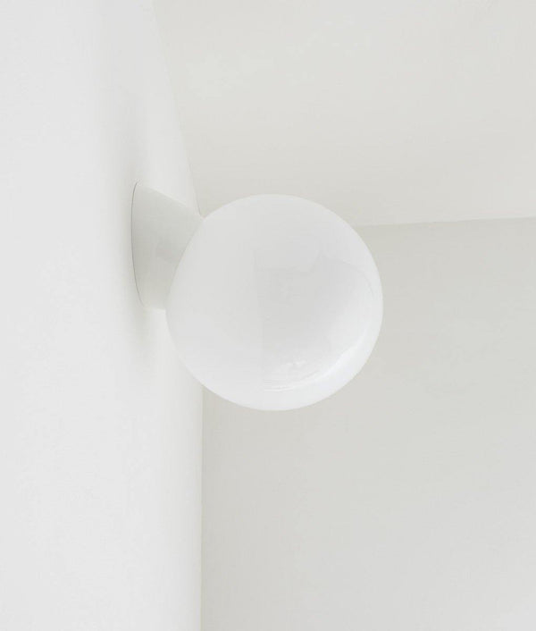 Applique inclinée "classique", boule opaline, grand modèle, crème