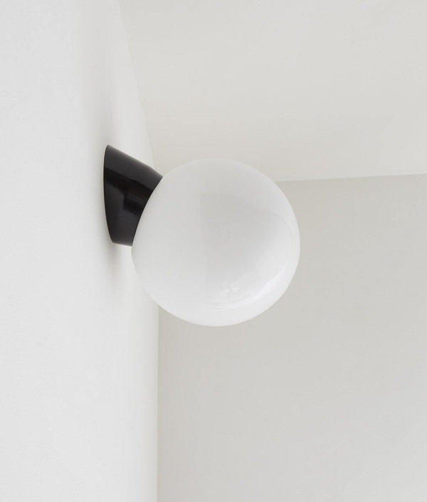 Applique inclinée "classique", boule opaline, grand modèle, noir bakélite