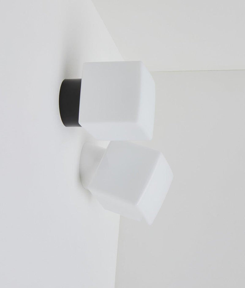 Appliques en opaline "Bauhaus", bases noire et blanche, verrerie cube mate