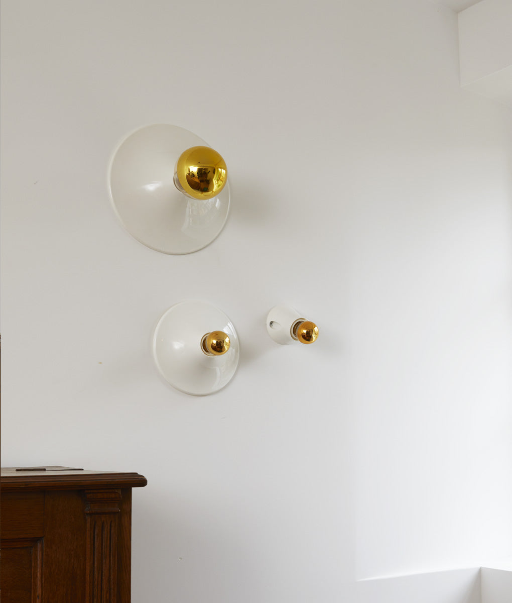 Appliques disque "Punto" blanche avec ampoule à calotte or
