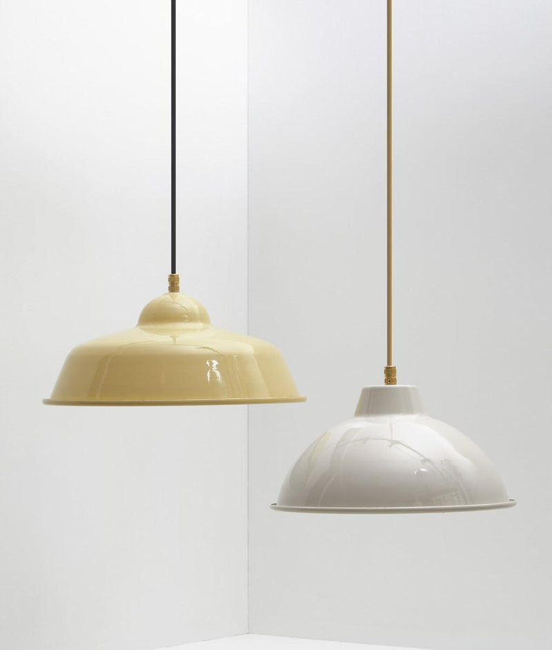 Suspension "Rétro", modèle I, abat-jour crème en métal émaillé - La Quincaillerie moderne