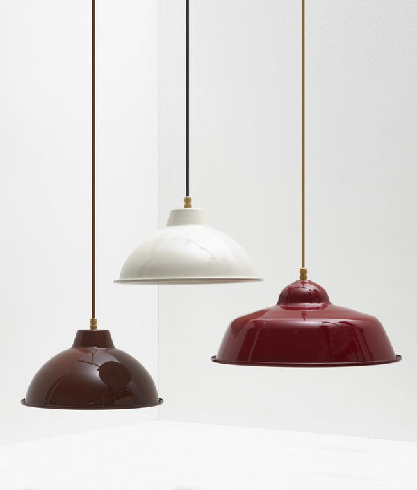 Suspension "Rétro", modèle I, abat-jour crème en métal émaillé - La Quincaillerie moderne