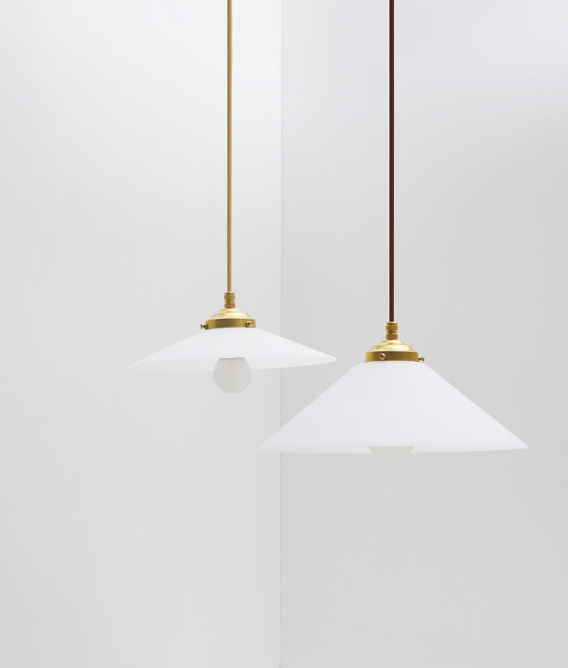 Suspension "Évasé" en opaline blanche mate, avec griffe de fixation en laiton, petit modèle