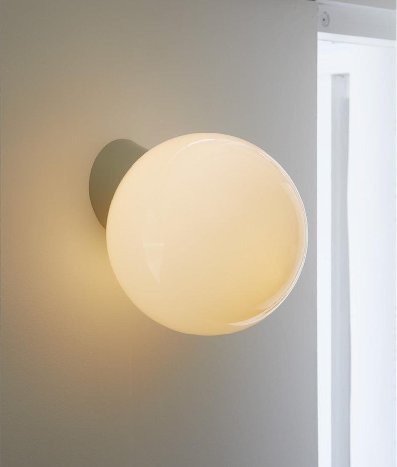 Applique inclinée "Bauhaus" gris perle, verrerie boule, grand modèle
