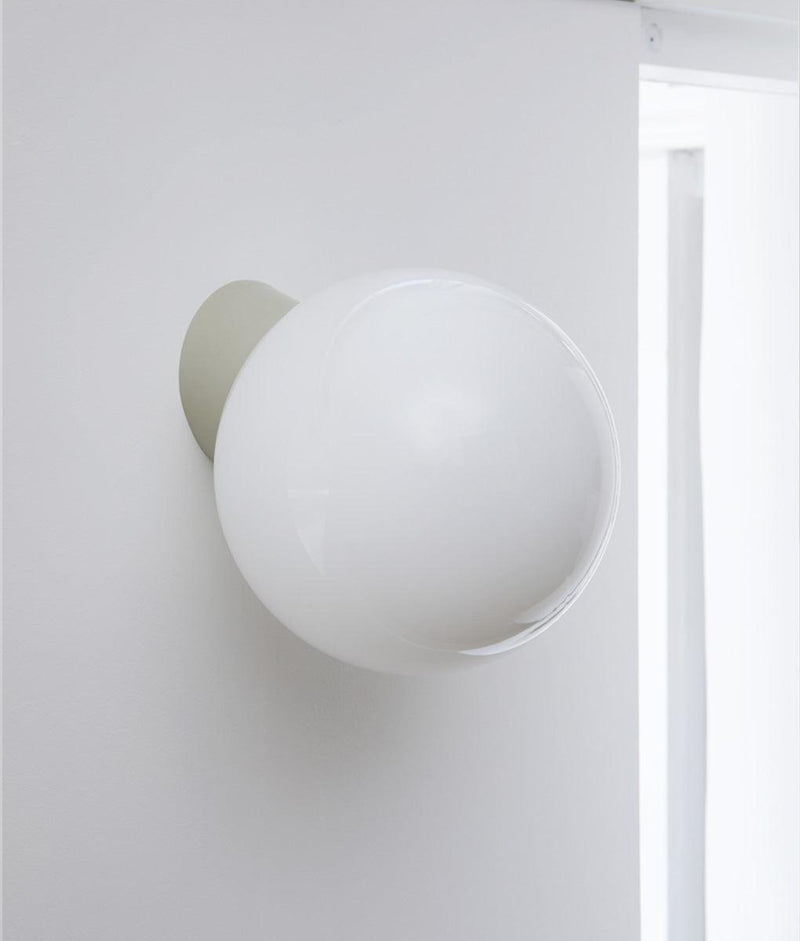 Applique inclinée "Bauhaus" gris perle, verrerie boule, grand modèle