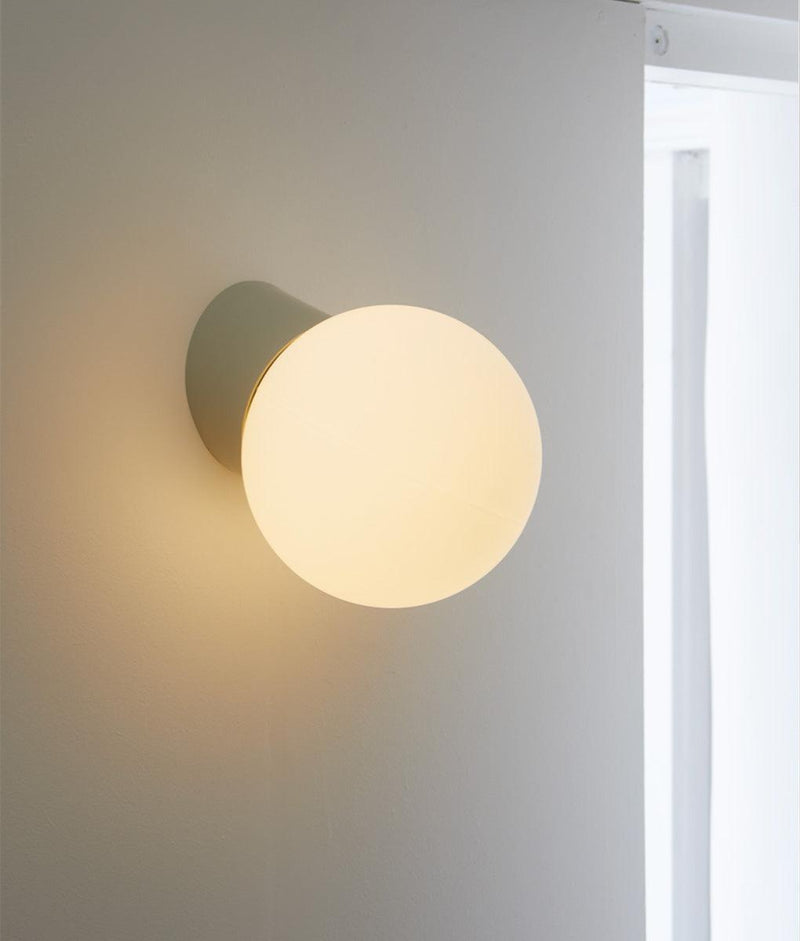 Applique inclinée "Bauhaus" gris perle, verrerie boule mate