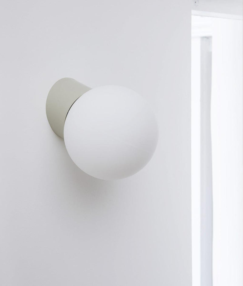 Applique inclinée "Bauhaus" gris perle, verrerie boule mate