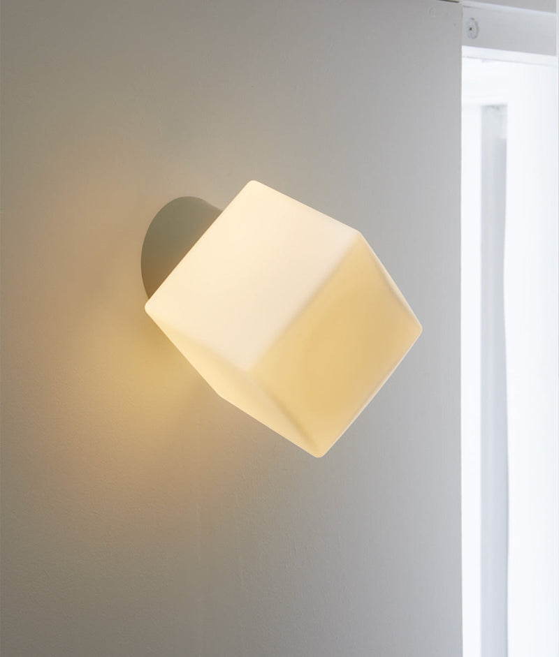 Applique inclinée en opaline "Bauhaus", base gris perle, verrerie cube mate allumée