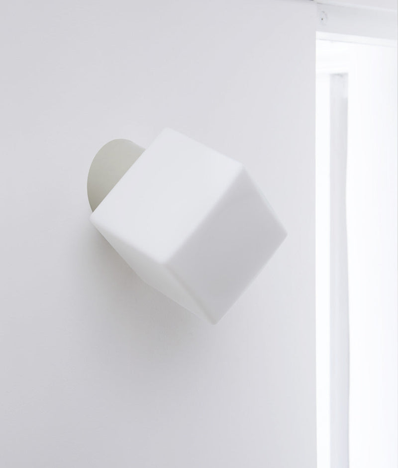Applique inclinée en opaline "Bauhaus", base gris perle, verrerie cube mate