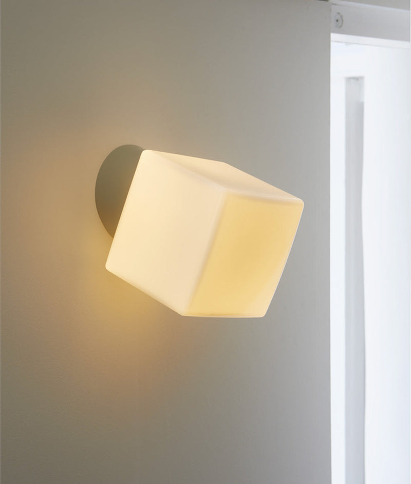 Applique "Bauhaus" inclinée, verrerie "cube" en opaline satinée