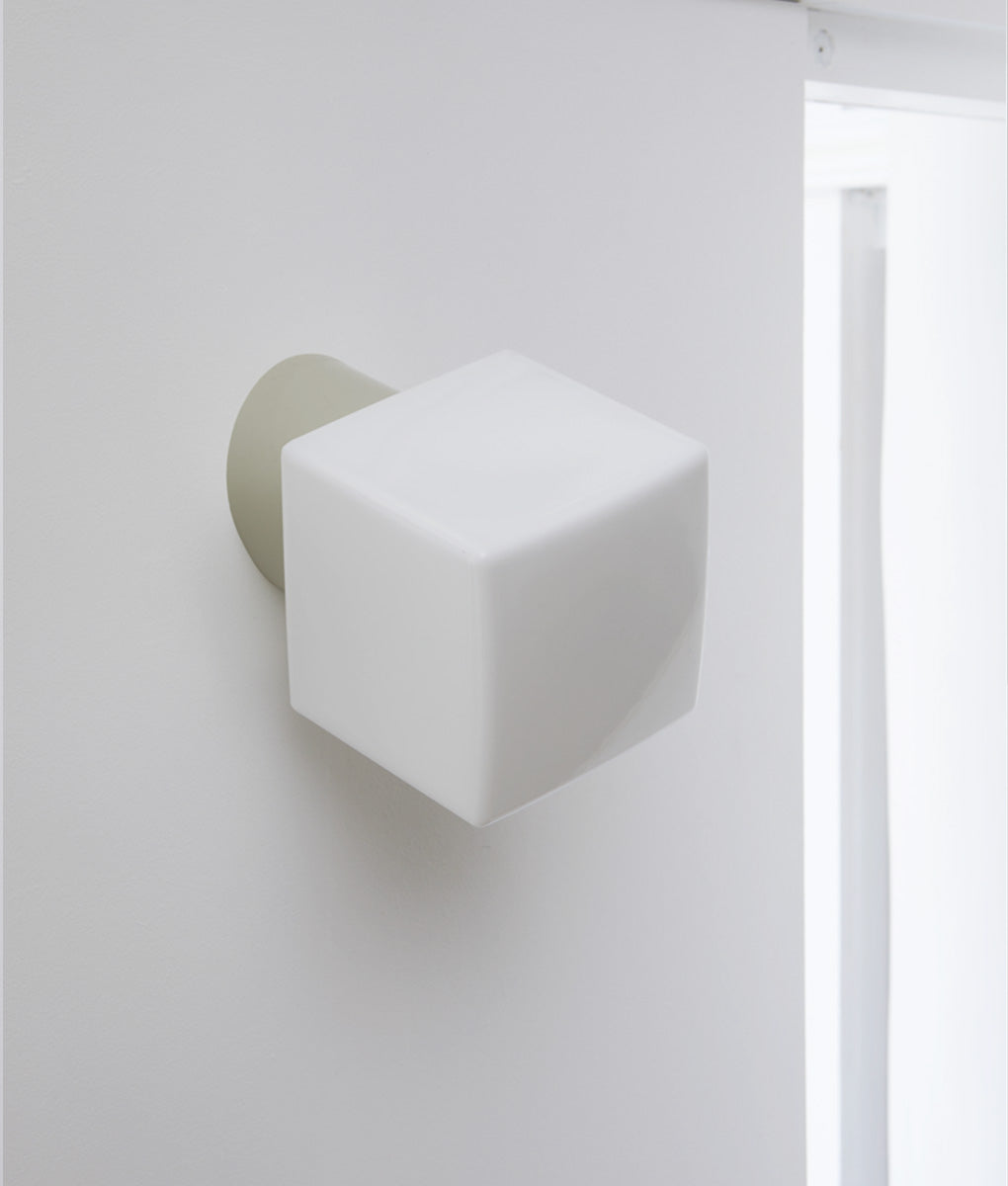Applique "Bauhaus" inclinée, verrerie "cube" en opaline