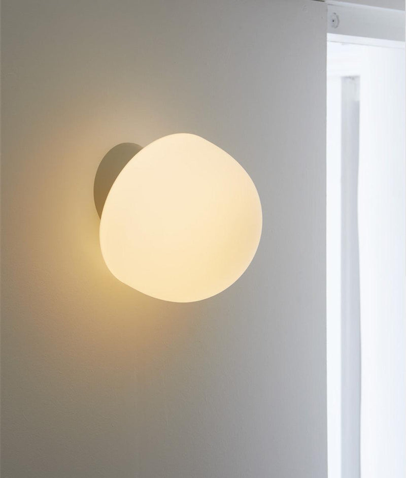 Applique "Bauhaus" inclinée, verrerie champignon mate