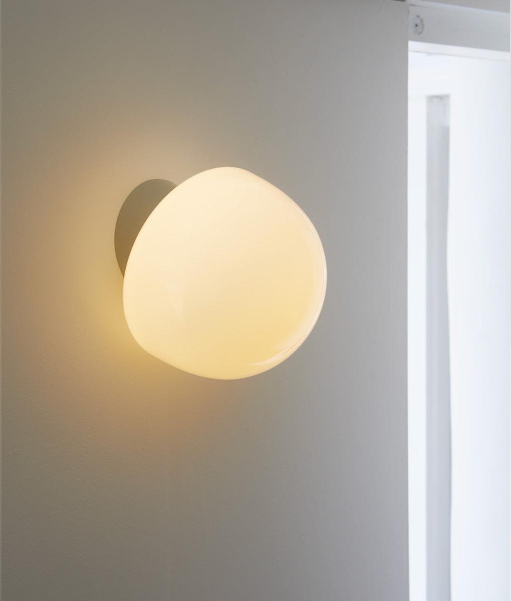 Applique "Bauhaus" inclinée gris perle, verrerie opaline champignon