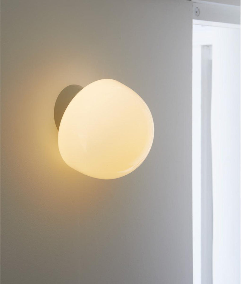 Applique "Bauhaus" inclinée gris perle, verrerie opaline champignon