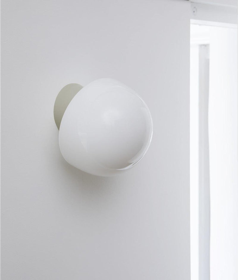 Applique "Bauhaus" inclinée gris perle, verrerie opaline champignon