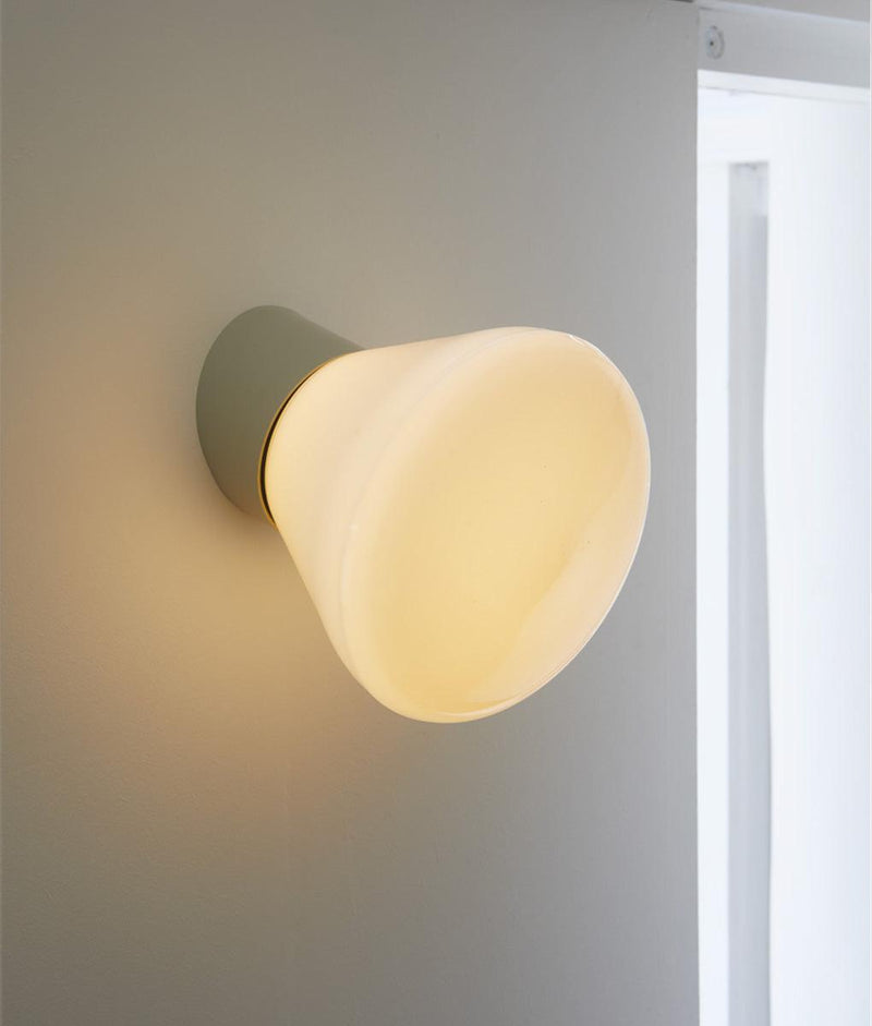 Applique "Bauhaus" inclinée gris perle, verrerie opaline pointe