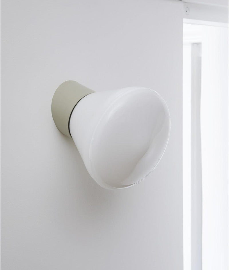 Applique "Bauhaus" inclinée gris perle, verrerie opaline pointe