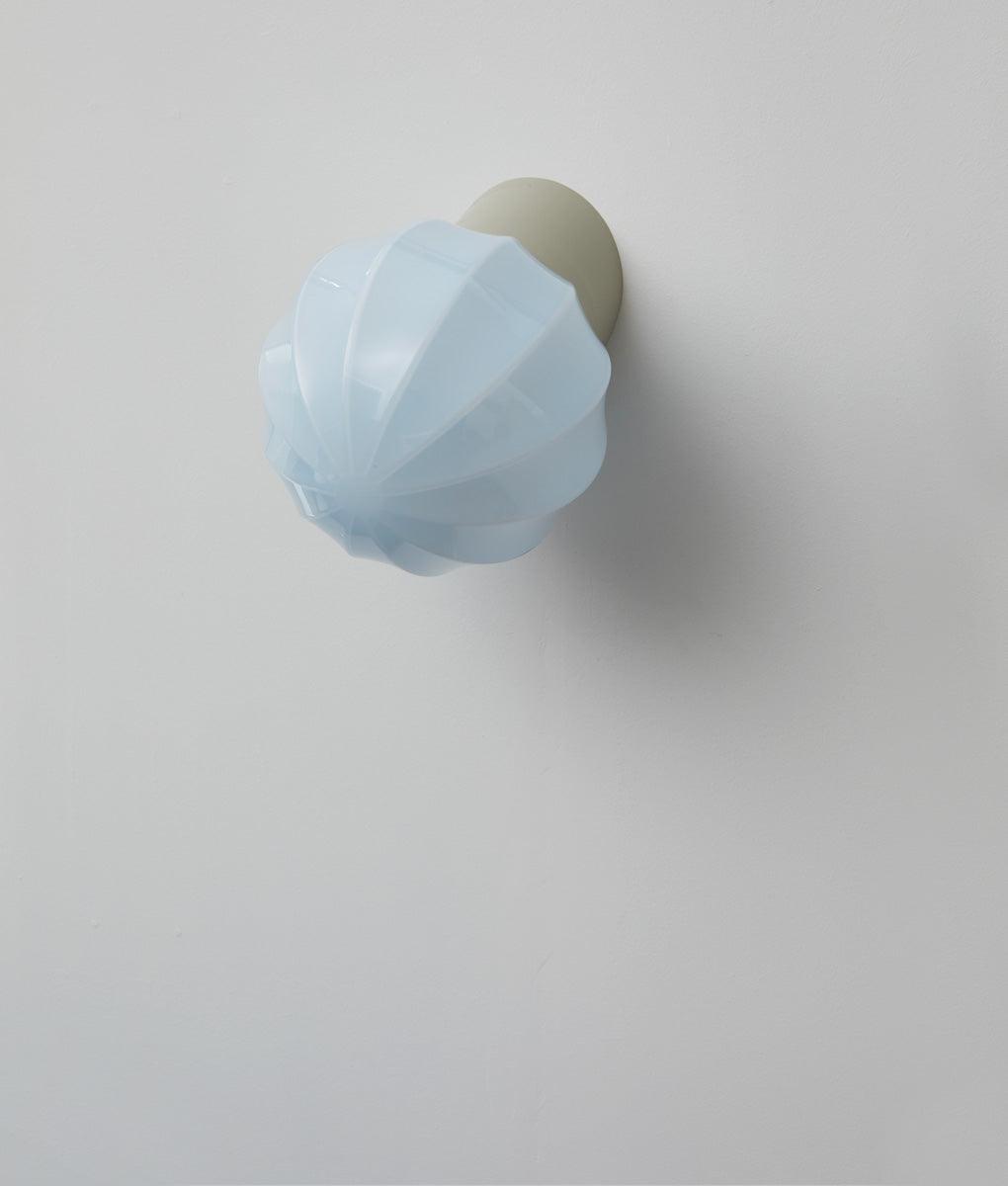 Applique inclinée en opaline « Movida », verrerie bleu pâle, base gris perle