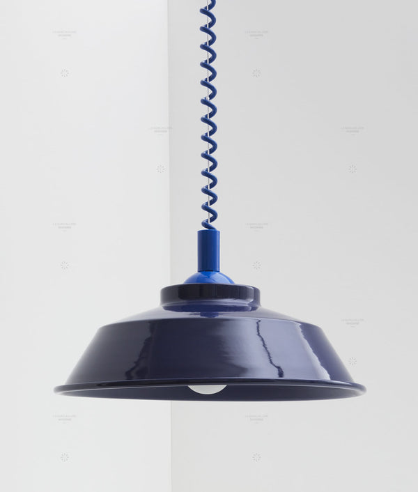Suspension monte et baisse "Après-midi", câble bleu Klein, abat-jour en métal émaillé