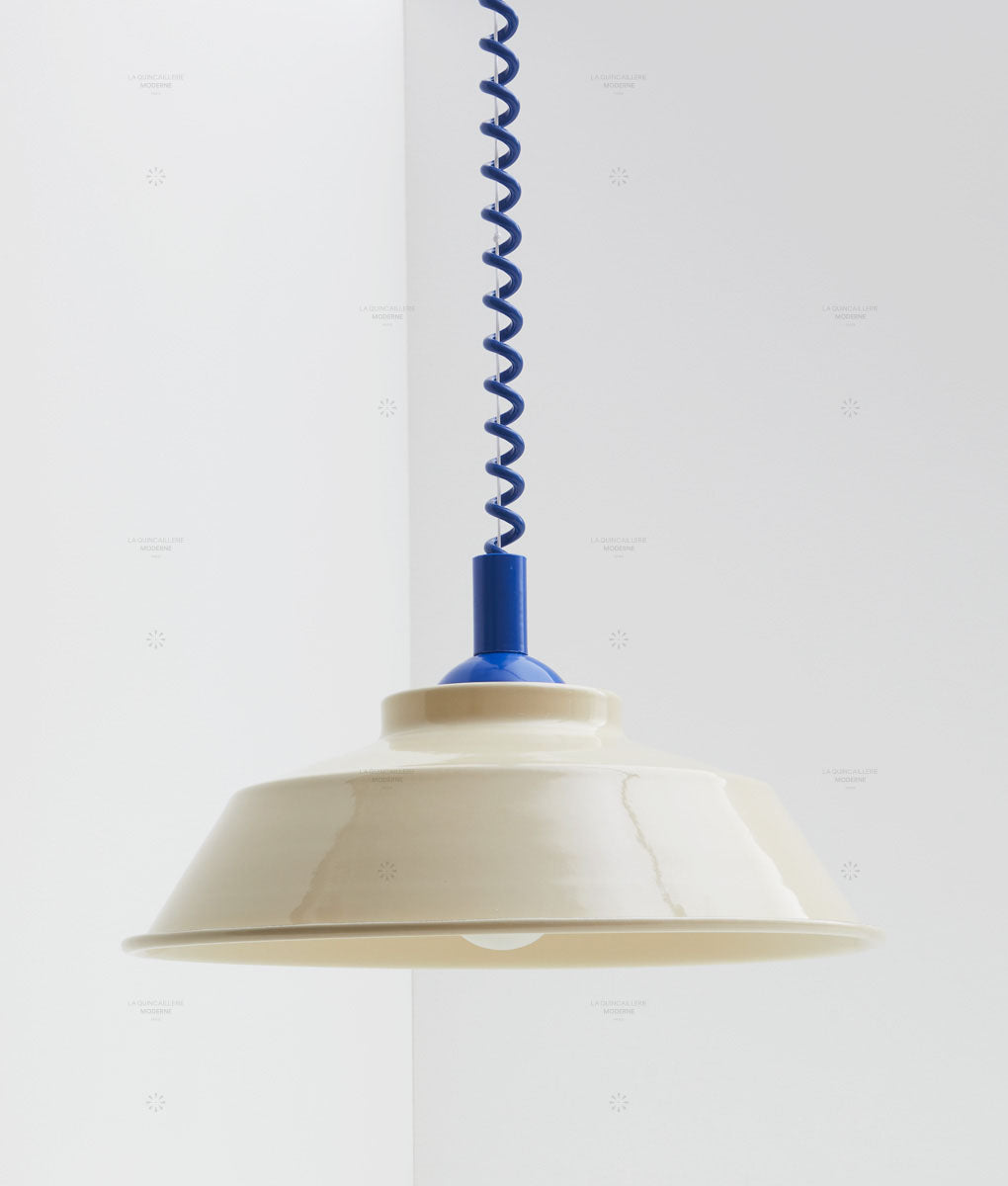Suspension monte et baisse "Après-midi", câble bleu Klein, abat-jour en métal émaillé