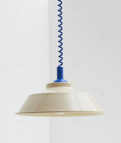 Suspension monte et baisse "Après-midi", câble bleu Klein, abat-jour en métal émaillé