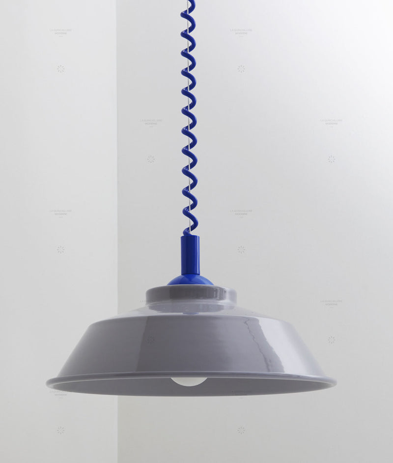 Suspension monte et baisse "Après-midi", câble bleu Klein, abat-jour en métal émaillé