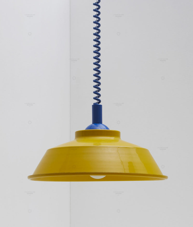 Suspension monte et baisse "Après-midi", câble bleu Klein, abat-jour en métal émaillé