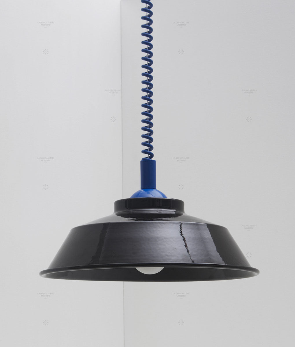 Suspension monte et baisse "Après-midi", câble bleu Klein, abat-jour en métal émaillé