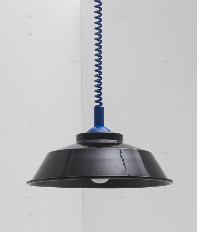 Suspension monte et baisse "Après-midi", câble bleu Klein, abat-jour en métal émaillé