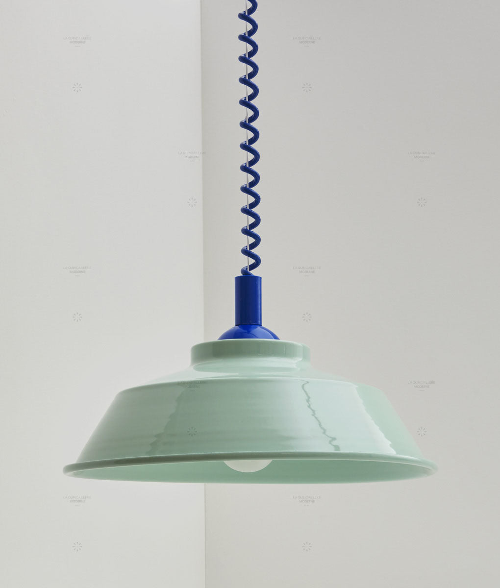 Suspension monte et baisse "Après-midi", câble bleu Klein, abat-jour en métal émaillé