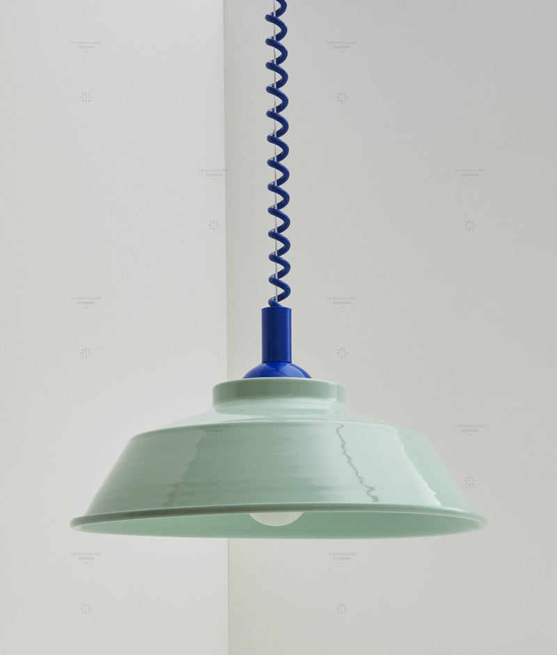 Suspension monte et baisse "Après-midi", câble bleu Klein, abat-jour en métal émaillé