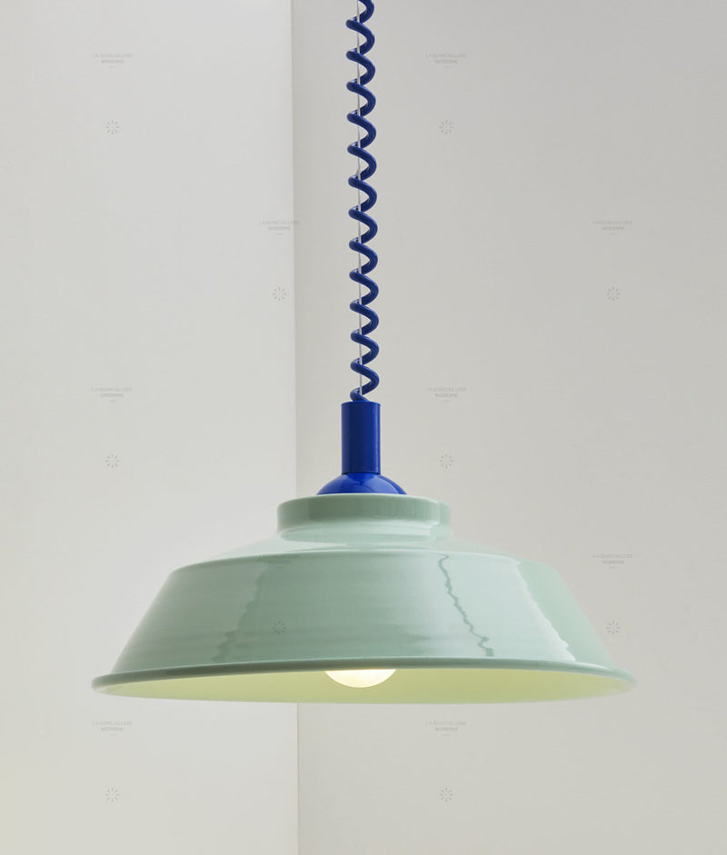 Suspension monte et baisse "Après-midi", câble bleu Klein, abat-jour en métal émaillé