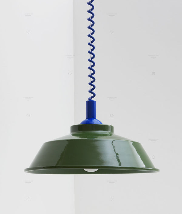Suspension monte et baisse "Après-midi", câble bleu Klein, abat-jour en métal émaillé