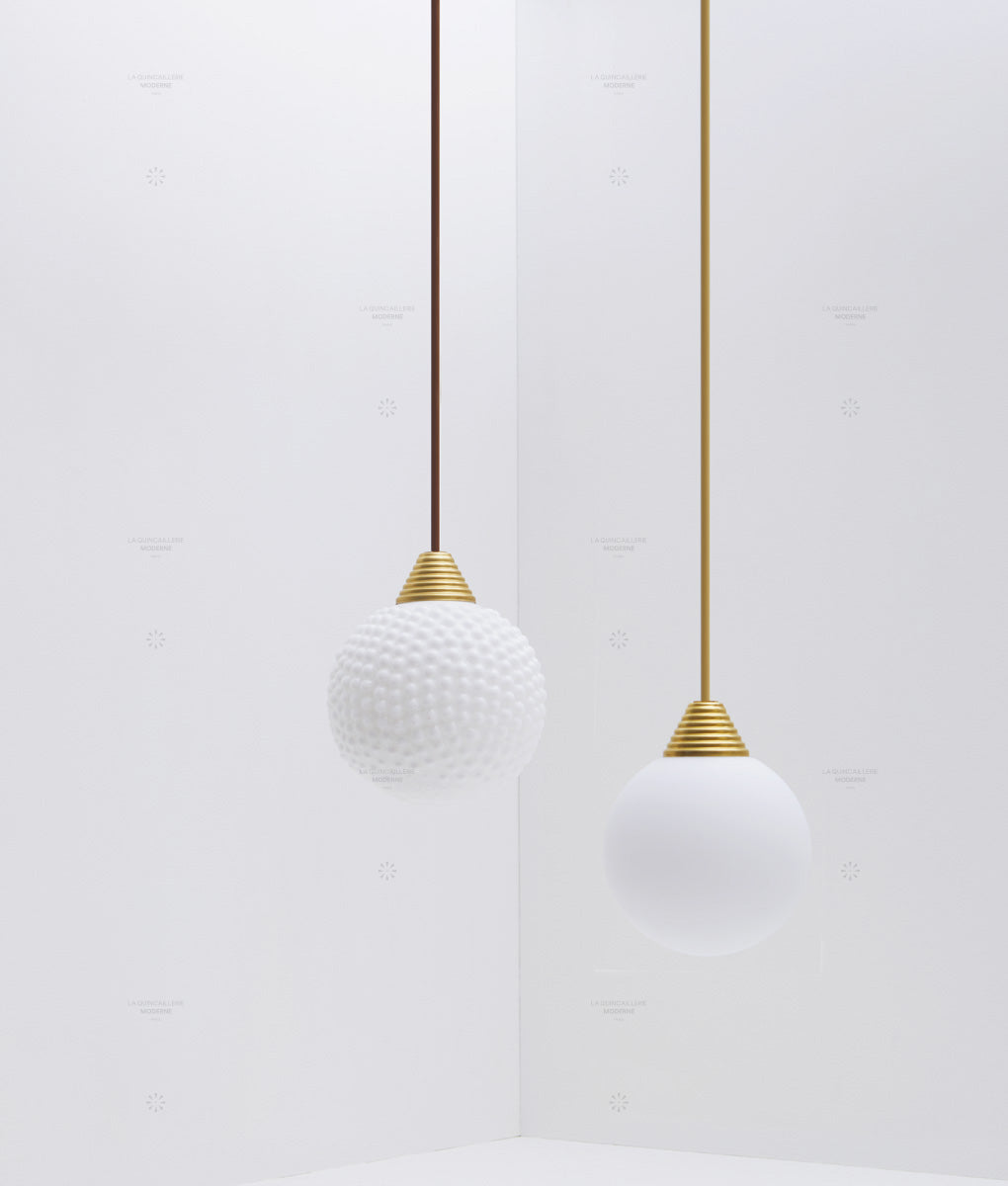 Suspension "Babel", grande verrerie boule en opaline - La Quincaillerie moderne