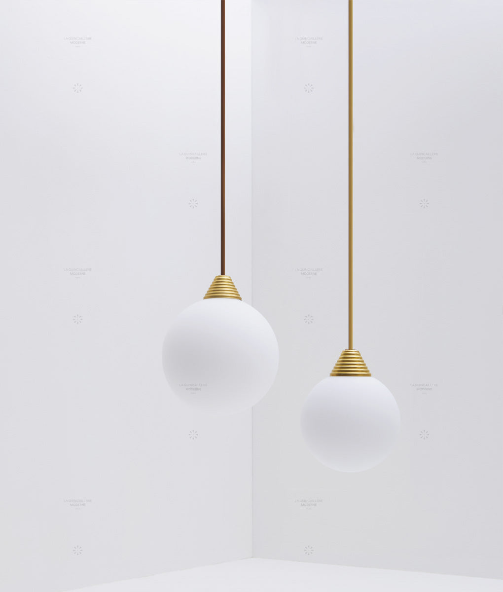 Suspension "Babel", grande verrerie boule en opaline - La Quincaillerie moderne