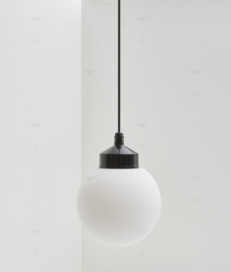 La Quincaillerie moderne - Suspension "Bauhaus", noir opaline blanche