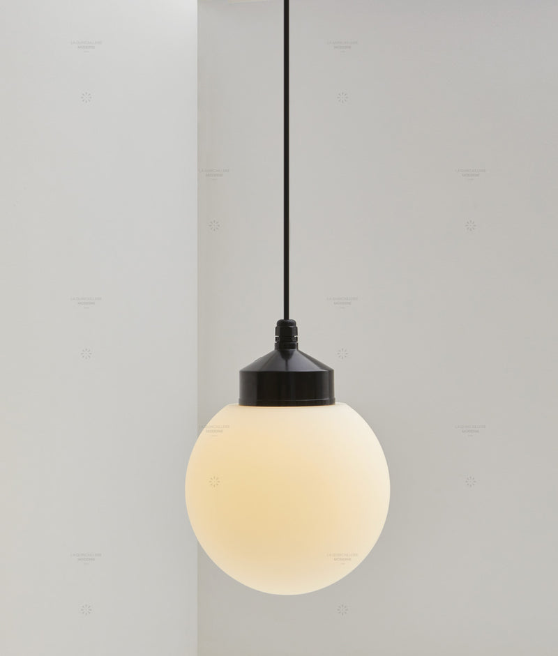 La Quincaillerie moderne - Suspension "Bauhaus", noir opaline blanche