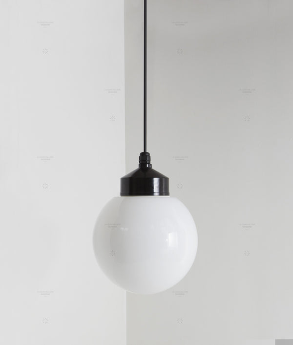 La Quincaillerie moderne - Suspension "Bauhaus", noir opaline blanche