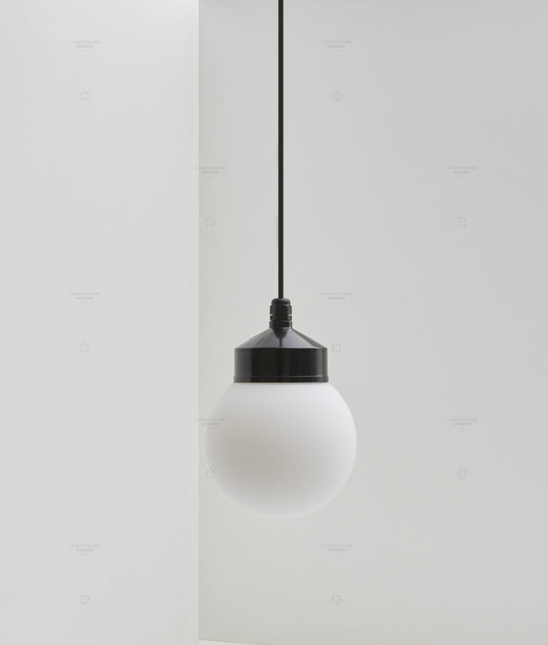 La Quincaillerie moderne - Suspension "Bauhaus", noir opaline blanche