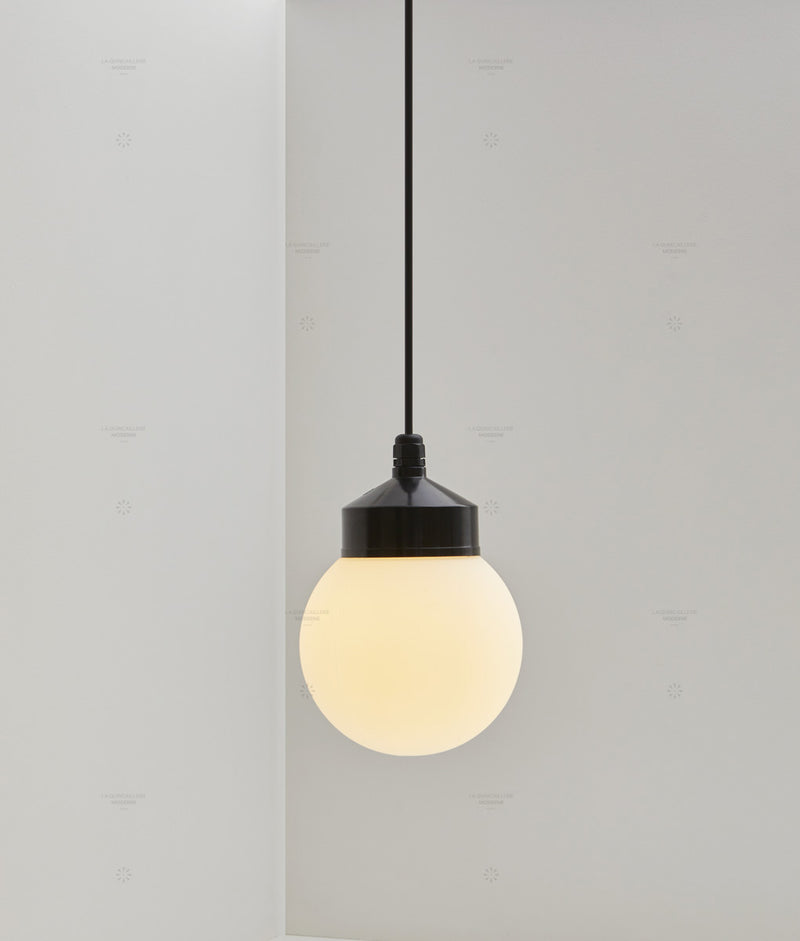 La Quincaillerie moderne - Suspension "Bauhaus", noir opaline blanche