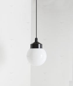 La Quincaillerie moderne - Suspension "Bauhaus", noir opaline blanche