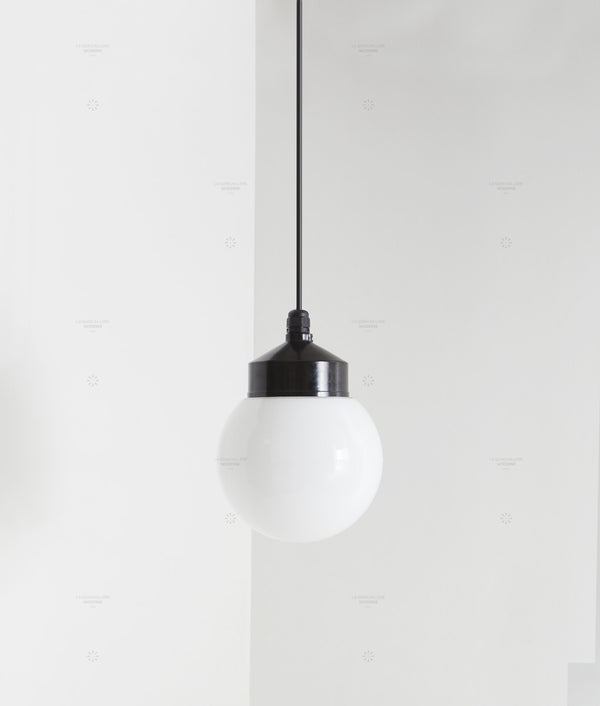 La Quincaillerie moderne - Suspension "Bauhaus", noir opaline blanche