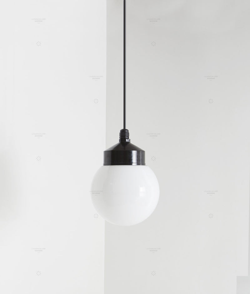 La Quincaillerie moderne - Suspension "Bauhaus", noir opaline blanche