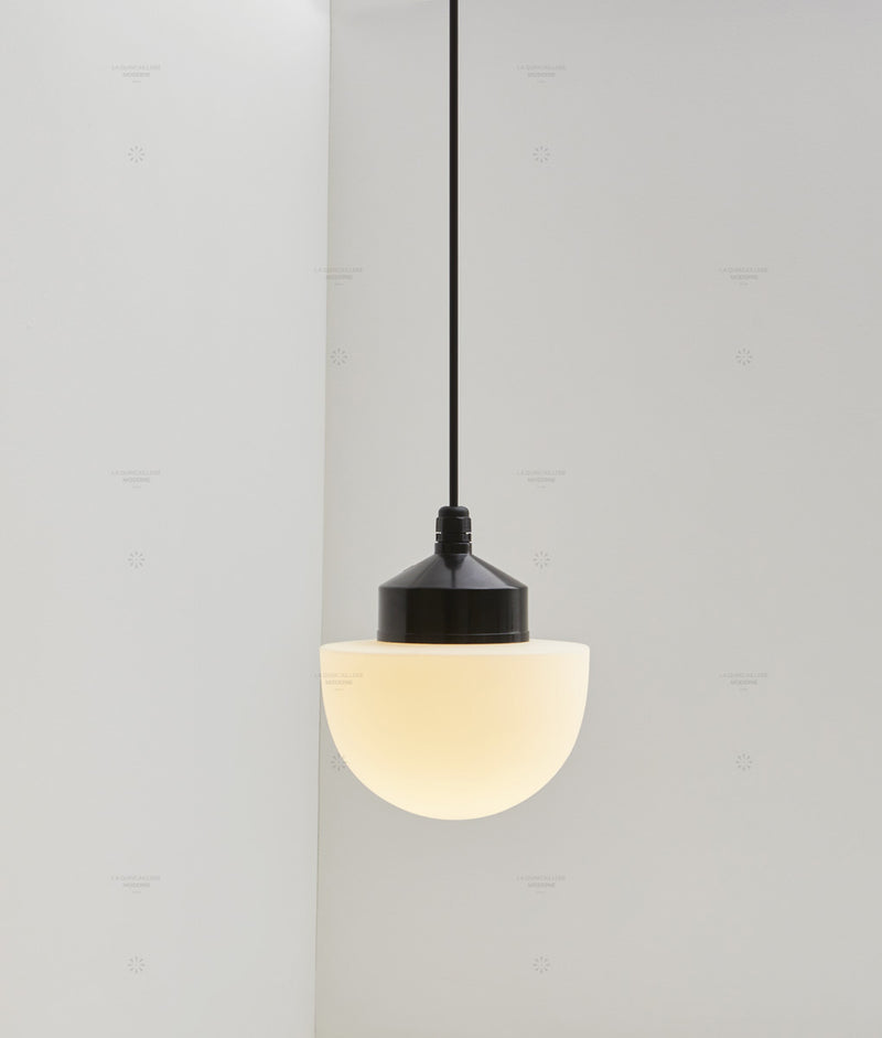 La Quincaillerie moderne - Suspension "Bauhaus", noir opaline blanche