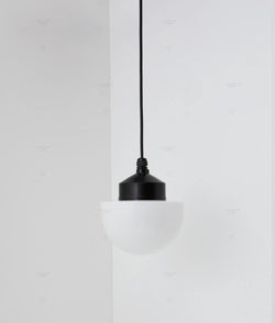 La Quincaillerie moderne - Suspension "Bauhaus", noir opaline blanche