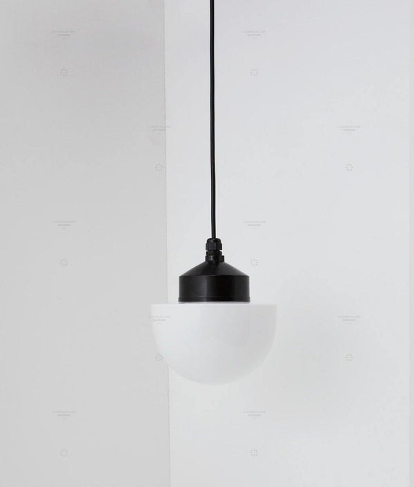 La Quincaillerie moderne - Suspension "Bauhaus", noir opaline blanche