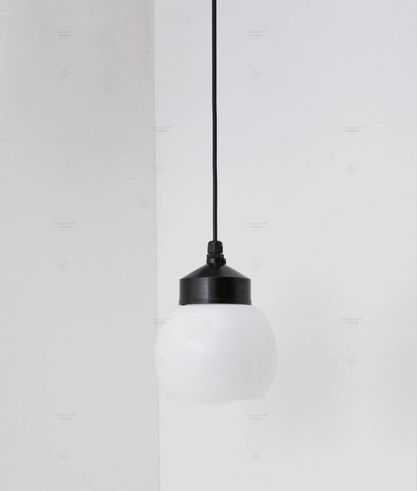 La Quincaillerie moderne - Suspension "Bauhaus", noir opaline blanche