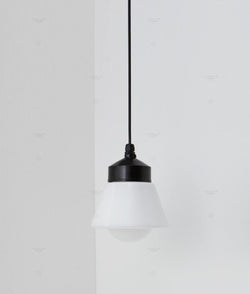 La Quincaillerie moderne - Suspension "Bauhaus", noir opaline blanche