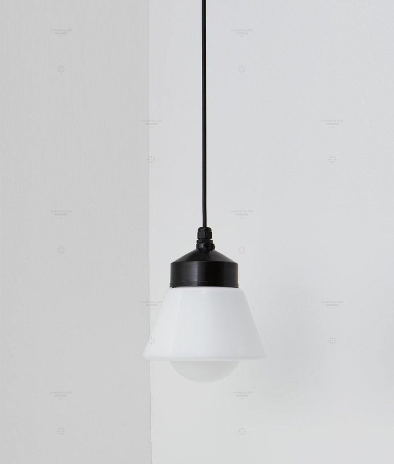 La Quincaillerie moderne - Suspension "Bauhaus", noir opaline blanche